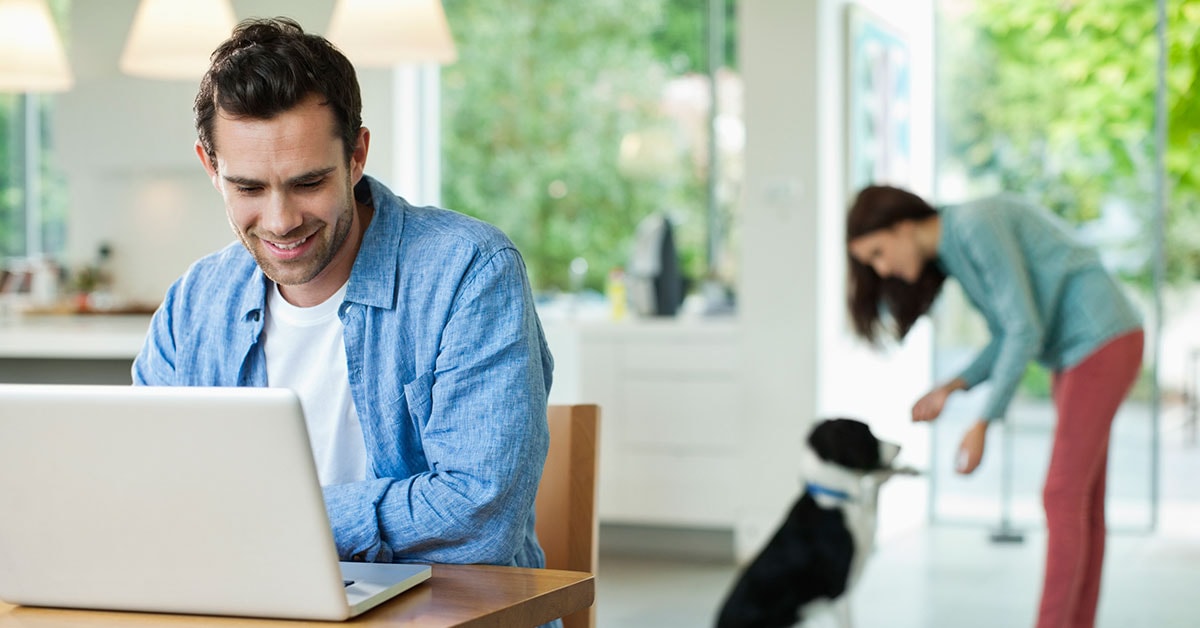Mann regner ut egenkapital på laptop