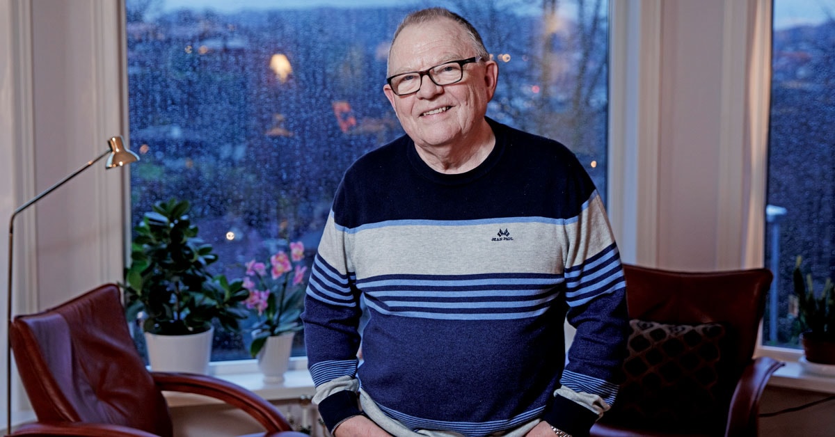 Ove står i stua i hjemmet sitt og snakker om Seniorlån