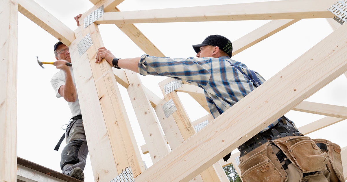 To menn som bygger hus, til illustrasjon for oppussing