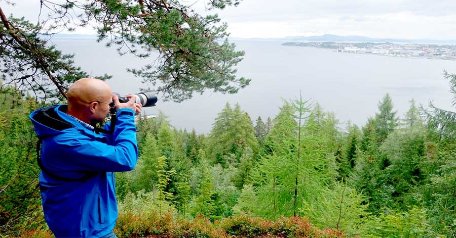 Bedriftskunde og fotograf Øyvind Blomstereng tar bilder av Trondheimsfjorden