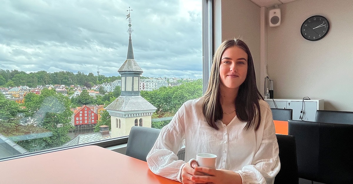 HR-rådgiver Emilie sitter på kantina i BN Bank med en kaffekopp