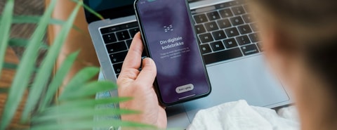 Dame holder mobil med BankID app