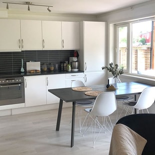 Kjøkken og spisebord i leilighet, til illustrasjon for drømmen om egen bolig