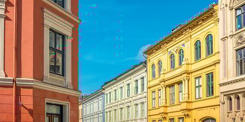 Leilighetsblokker i Oslo i ulike farger, til illustrasjon for sjekkliste til visning