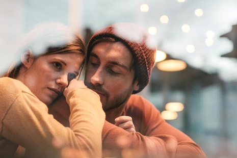 Kvinne lener seg på armen til en mann, til illustrasjon for gjeld og parforhold