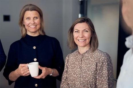 Anette og Birgit jobber i avdelingen Eiendomsfinansiering i Oslo, illustrasjon til artikkel På lag med kundene
