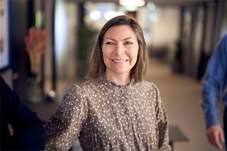 Birgit jobber på  Oslo-kontoret til BN Bank, illustrasjon til artikkel På lag med kundene