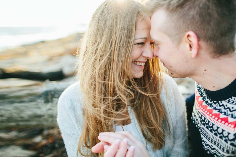 Par lener pannen mot hverandre mens de sitter på berget, til illustrasjon for flytte sammen