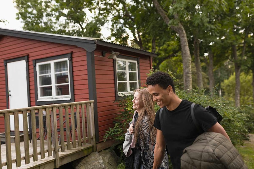 Par går mot en hytte, til illustrasjon for formuesverdi av bolig