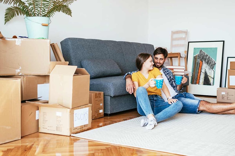 Kvinne og mann har flyttet inn i ny bolig