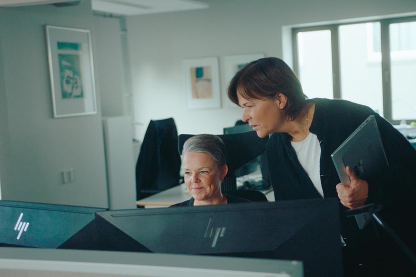 Line og Lise i BN Bank på kontoret, til illustrasjon for boliglån