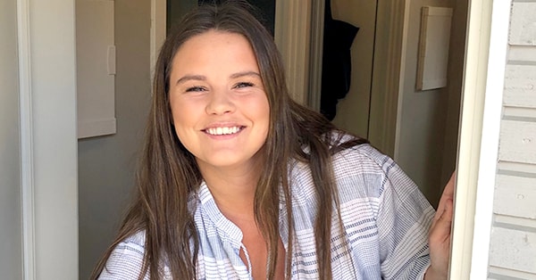 Maiken åpner døra til hjemmet sitt, til illustrasjon for drømmen om egen bolig