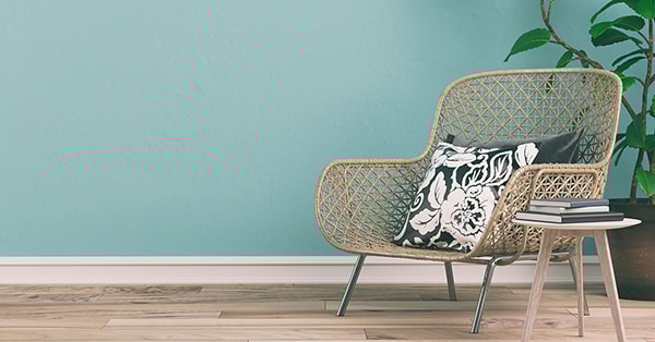 Moderne stol fremfor grønn vegg, til illustrasjon for hvor mye koster det å pusse opp