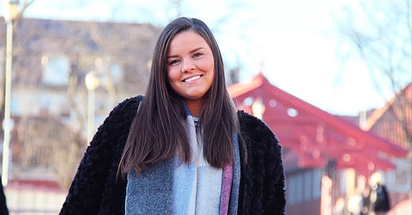 Jente foran Bybroa i Trondheim, til illustrasjon for å kjøpe sin første bolig