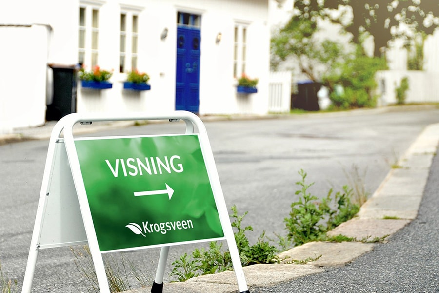 Visningsskilt fra Krogsveen står i gata og viser vei til visning