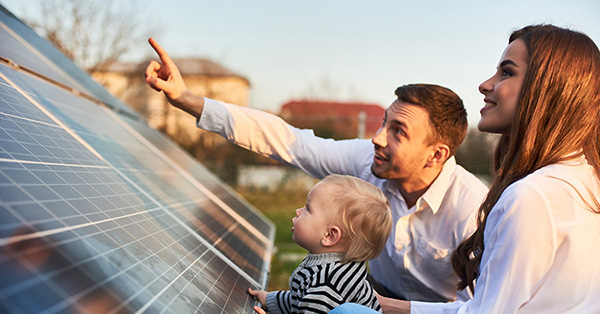 Familie ser på solcelleanlegg