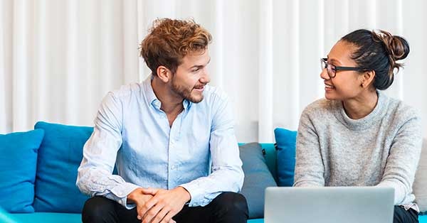 Mann og dame i samtale på kontoret