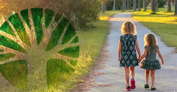 Barn går på natursti og holder hender