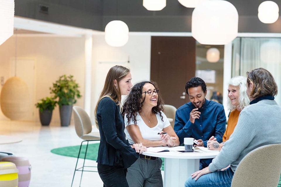 Kollegaer prater rundt bordet