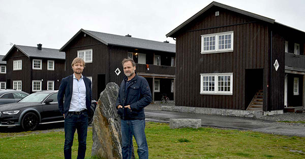 Kunderådgiver i BN Bank Thomas står med sin kunde utenfor Vestby, til illustrasjon for eiendomsfinansiering