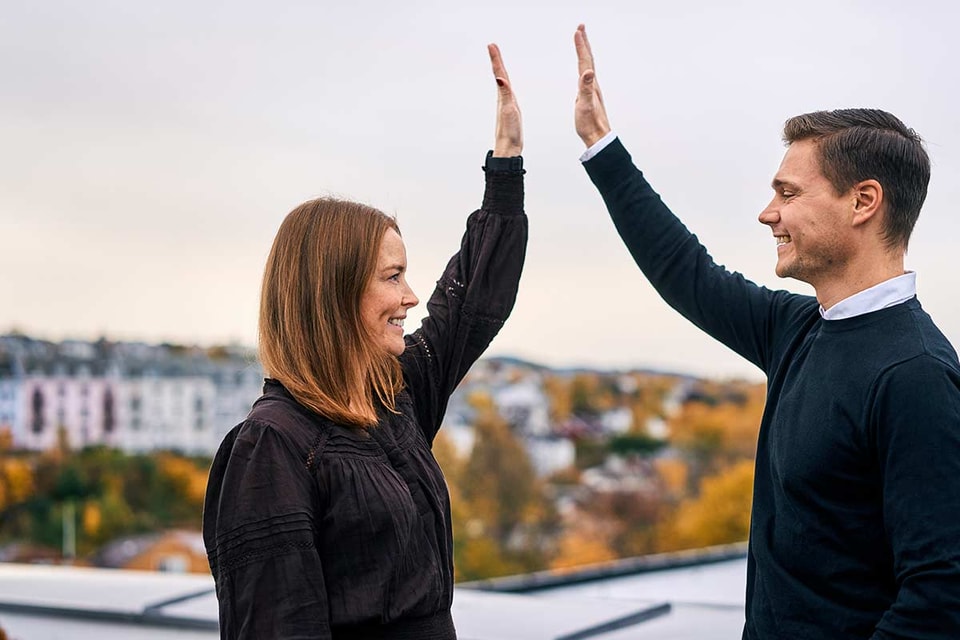 To ansatte i BN Bank står på en takterasse